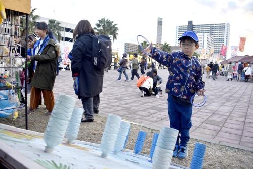 カルチャー祭で輪投げを楽しむ子ども＝千葉市中央区のさんばしひろば